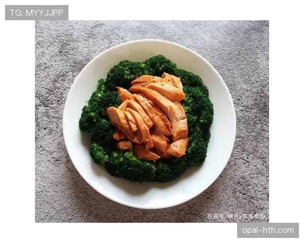 阿萨尔森训练完直接啃鸡胸肉,这自律我真看傻了 阿萨尔森训练完直接啃鸡胸肉,这自律我真看傻了
